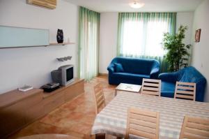 a living room with a table and a blue couch at Ferienwohnung für 4 Personen ca 45 m in Novigrad, Adriaküste Kroatien Westküste von Istrien in Karpinjan