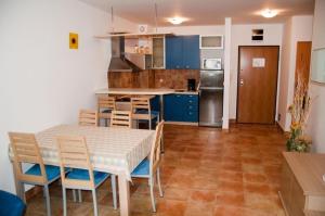 a kitchen and dining room with a table and chairs at Ferienwohnung für 4 Personen ca 45 m in Novigrad, Adriaküste Kroatien Westküste von Istrien in Karpinjan