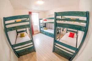 Posteľ alebo postele v izbe v ubytovaní White Rabbit Hostel