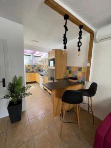 cocina con mesa y sillas en una habitación en Villa Richmond, en Gran Alacant