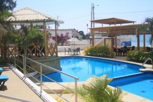 una piscina en un complejo con un pabellón en Villa Kite, en Santa Marianita