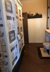 Colle House في ريفيسوندولي: غرفة بحائط عليها صور