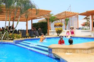 un grupo de niños jugando en una piscina en Villa Kite, en Santa Marianita