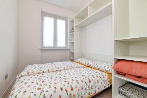 um quarto com 2 camas e uma janela em Ferienwohnung für 4 Personen ca 45 qm in Piovere, Gardasee Westufer Gardasee em Piovere