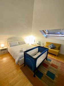 ein Schlafzimmer mit einem großen Bett und einem Fenster in der Unterkunft Luce e Mare, casa di Gabri in Marina di Carrara