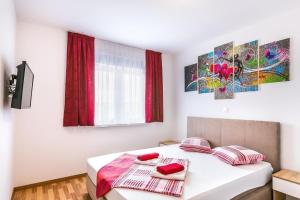Een bed of bedden in een kamer bij Ferienwohnung für 7 Personen ca 100 qm in Medulin, Istrien Südküste von Istrien - b54610