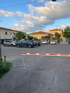 una barriera rossa e bianca in un parcheggio di Casa Dea a Pisa