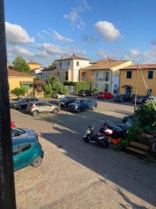 un parcheggio con auto parcheggiate e una moto di Casa Dea a Pisa