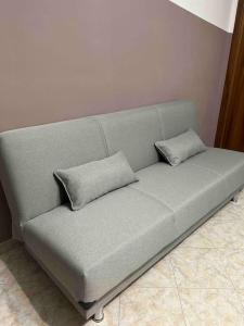 un divano con due cuscini in una stanza di Casa Dea a Pisa