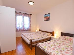 1 Schlafzimmer mit 2 Betten und einem Fenster in der Unterkunft Apartment 929 in Valbandon