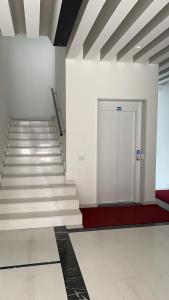 un couloir avec des escaliers et une porte dans un bâtiment dans l'établissement Central Modern Studio Bari, à Bari