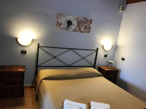 a bedroom with a bed with two night stands and two lights at Ferienwohnung für 6 Personen ca 110 qm in Apecchio, Marken Provinz Pesaro-Urbino in Apecchio