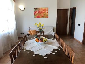 Apecchio的住宿－Ferienwohnung für 6 Personen ca 110 qm in Apecchio, Marken Provinz Pesaro-Urbino，餐桌上放着一碗水果