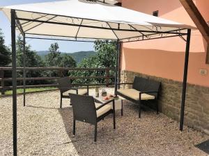 a canopy over a table and chairs on a patio at Ferienwohnung für 6 Personen ca 110 qm in Apecchio, Marken Provinz Pesaro-Urbino in Apecchio