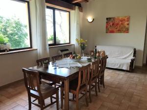 En restaurang eller annat matställe på Ferienwohnung für 6 Personen ca 110 qm in Apecchio, Marken Provinz Pesaro-Urbino