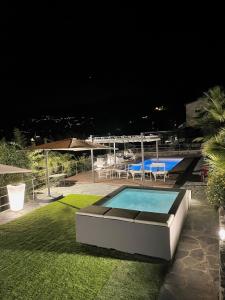 ラパッロにあるLa Villetta -Pivate swimming pool for exclusive use,parking, wifi, wall box and air conditioningの夜間のスイミングプール(パティオ、テーブル付)