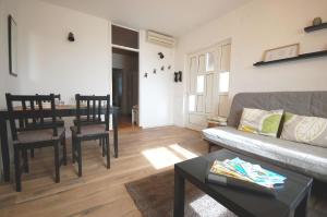 ein Wohnzimmer mit einem Sofa und einem Tisch in der Unterkunft Studio für 3 Personen ca 30 qm in Njivice, Kvarner Bucht Krk in Njivice
