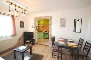 ein Wohnzimmer mit einem Tisch und einer Küche in der Unterkunft Studio für 3 Personen ca 30 qm in Njivice, Kvarner Bucht Krk in Njivice