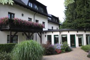 ein weißes Gebäude mit Blumen im Innenhof in der Unterkunft Appartementhaus am Fichtelberg in Kurort Oberwiesenthal