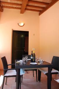 una mesa de comedor con botellas de vino y copas en Ferienwohnung für 1 Personen 3 Kinder ca 60 qm in Apecchio, Marken Provinz Pesaro-Urbino en Apecchio