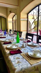 een lange tafel met borden en servetten erop bij Roop Vilas Palace in Nawalgarh