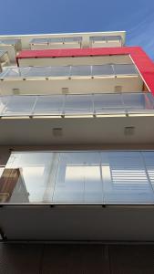 - une vue latérale sur un bâtiment avec fenêtres dans l'établissement Central Modern Studio Bari, à Bari