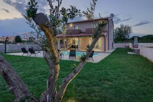 una casa con un patio con piscina en Ferienhaus mit Privatpool für 8 Personen ca 178 qm in Pula, Istrien Istrische Riviera, en Pula