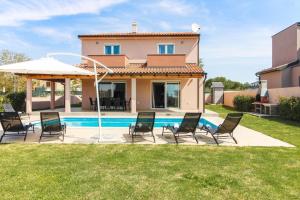 Villa con piscina frente a una casa en Ferienhaus mit Privatpool für 8 Personen ca 178 qm in Pula, Istrien Istrische Riviera, en Pula