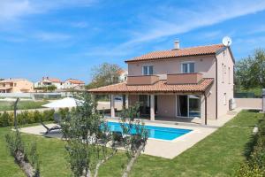 Villa con piscina y casa en Ferienhaus mit Privatpool für 8 Personen ca 178 qm in Pula, Istrien Istrische Riviera, en Pula