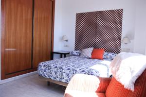1 dormitorio con 1 cama y 1 sofá en SE - Peaceful Shiny Apartment Near Fibes en Sevilla