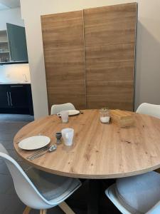 een houten tafel met borden en kommen erop bij Stadsappartement Valkhof in Nijmegen