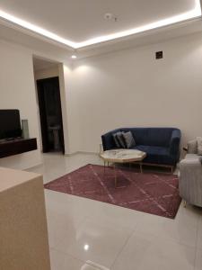 ein Wohnzimmer mit einem Sofa und einem Tisch in der Unterkunft عمارة المهدية in Riad