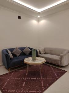 ein Wohnzimmer mit einem Sofa und einem Tisch in der Unterkunft عمارة المهدية in Riad