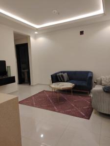 ein Wohnzimmer mit einem Sofa und einem Couchtisch in der Unterkunft عمارة المهدية in Riad