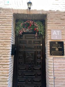 a door with a flower arrangement on top of it at Casón De Los López Apartments in Toledo