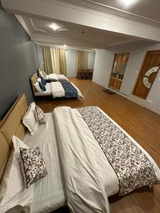 Posteľ alebo postele v izbe v ubytovaní Faizzy's residency