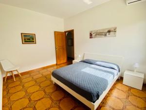 una camera con letto, tavolo e sedia di Villa Eagle a Terrasini