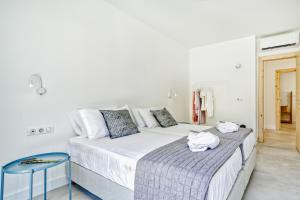 Un pat sau paturi într-o cameră la Kumquart estate- Bergamot