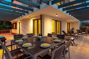 ein Esszimmer mit einem Holztisch und Stühlen in der Unterkunft Ferienhaus mit Privatpool für 8 Personen ca 234 m in Malinska, Kvarner Bucht Krk in Malinska