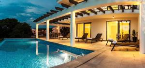 eine Villa mit Swimmingpool und ein Haus in der Unterkunft Ferienhaus mit Privatpool für 8 Personen ca 234 m in Malinska, Kvarner Bucht Krk in Malinska