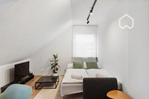 un soggiorno bianco con divano e camino di Day Young Life/ DYL Hosting 55 qm a Norimberga