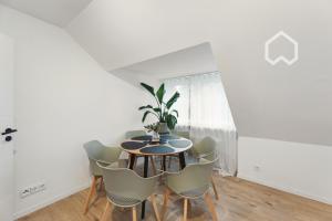 - une salle à manger avec une table et des chaises dans l'établissement Day Young Life/ DYL Hosting 55 qm, à Nuremberg