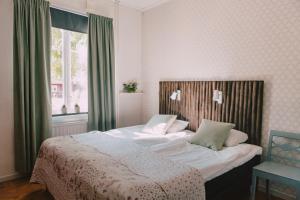 Hasselö的住宿－Hasselö Hostel，一间卧室设有一张大床和一个窗户。
