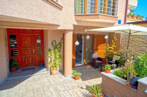 ein Haus mit einer roten Tür und einer Terrasse mit Pflanzen in der Unterkunft Studio für 4 Personen ca 56 qm in Pula, Istrien Istrische Riviera - b54701 in Pula