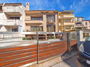 ein Haus mit einem Zaun und einem Auto vor dem Haus in der Unterkunft Studio für 4 Personen ca 56 qm in Pula, Istrien Istrische Riviera - b54701 in Pula