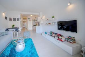 ein weißes Wohnzimmer mit einem großen TV an der Wand in der Unterkunft Studio für 4 Personen ca 56 qm in Pula, Istrien Istrische Riviera - b54701 in Pula