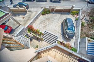 eine Aussicht auf ein Auto, das auf einem Parkplatz parkt in der Unterkunft Studio für 4 Personen ca 56 qm in Pula, Istrien Istrische Riviera - b54701 in Pula