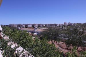 - une vue sur une ville avec un train sur les pistes dans l'établissement SE - Peaceful Shiny Apartment Near Fibes, à Séville