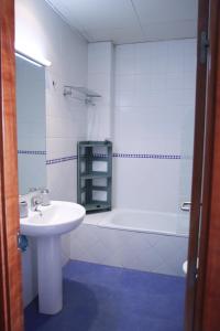 een witte badkamer met een wastafel en een bad bij SE - Peaceful Shiny Apartment Near Fibes in Sevilla