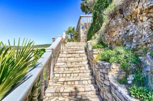een stenen trap naar een stenen muur bij Ferienwohnung für 2 Personen ca 30 qm in Rabac, Istrien Bucht von Rabac in Rabac
